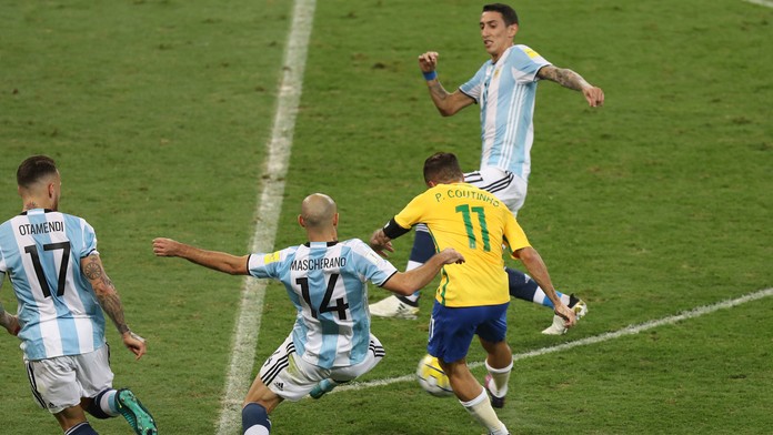 Philippe Coutinho strieľa prvý gól Brazílie proti Argentíne.