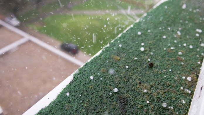 Na snímke krúpy počas silnej búrky v Bratislave