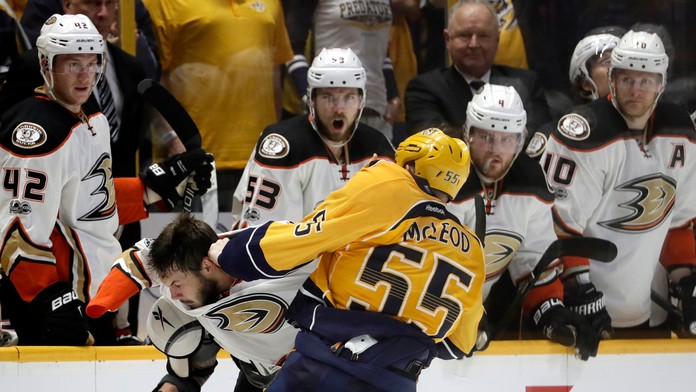 Hráč Ducks Jared Boll (vľavo) a hráč Predators Cody McLeod v potýčke v treťom zápase finále play off Západnej konferencie.
