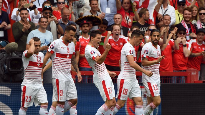 Švajčiar Fabian Schär (uprostred) sa teší z gólu počas zápasu medzi Albánskom a Švajčiarskom na ME vo futbale.