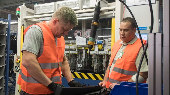 Premiér SR Robert Fico počas nočnej zmeny v priestoroch spoločnosti IAC Group.