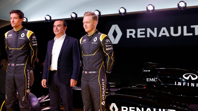 Jazdci F1 stajne Renault - Jolyon Palmer (vľavo) a Kevin Magnussen.