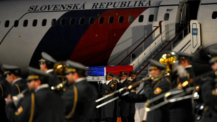 Rozlúčkový ceremoniál s dvomi slovenskými vojakmi z elitnej jednotky 5. pluku špeciálnych síl v Žiline na Letisku M. R. Štefánik