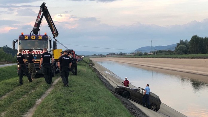 Vytiahnutý vrak auta z vážskeho kanálu.