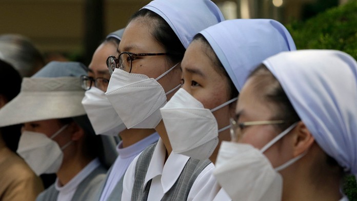 Juhokórejské mníšky s ochrannými rúškami na tvári v rámci prevencie pred šíriacou sa epidémiou MERS.