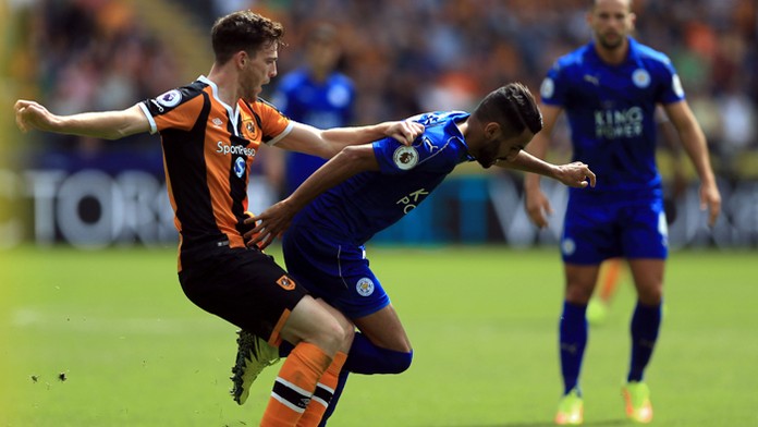 Vľavo Andrew Robertson (Hull City) a Riyad Mahrez (Leicester City).