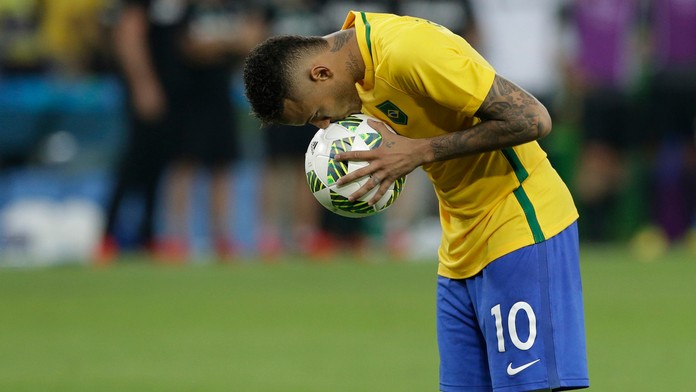 Neymar si stavia loptu na rozhodujúci penaltu vo finále na OH v Riu.