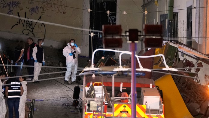 Na snímke vyšetrovatelia pracujú na mieste vykoľajenej elektrickej lanovky na ulici v Lisabone.