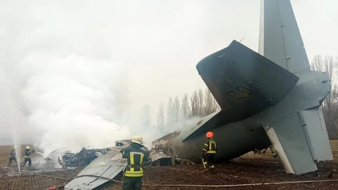 Ukrajinské vojenské lietadlo so 14 ľuďmi na palube sa zrútilo pri Kyjeve