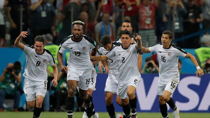 Kendall Waston (druhý zľava) oslavuje s kostarickými spoluhráčmi gól v dueli na MS 2018 proti Švajčiarsku.