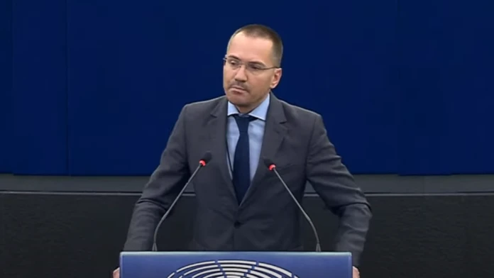 VIDEO: Europoslanec hajloval v Európskom parlamente. Sankcie ho neminú