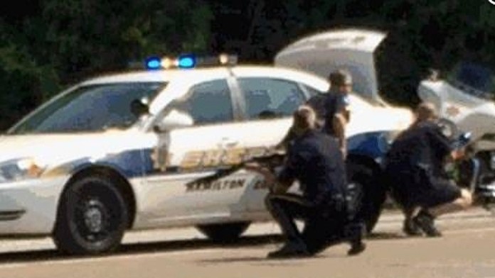 Policajti zasahujú neďaleko náborového strediska americkej armády