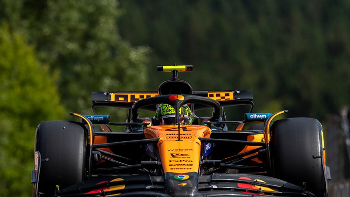 Pilot McLarenu Lando Norris na trati.