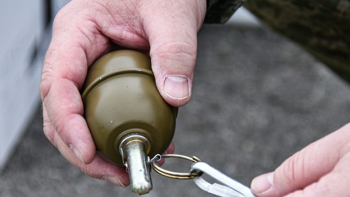 Rus sa chcel kamarátovi pochváliť s granátom z Ukrajiny. Opilecký večierok sa skončil tragédiou