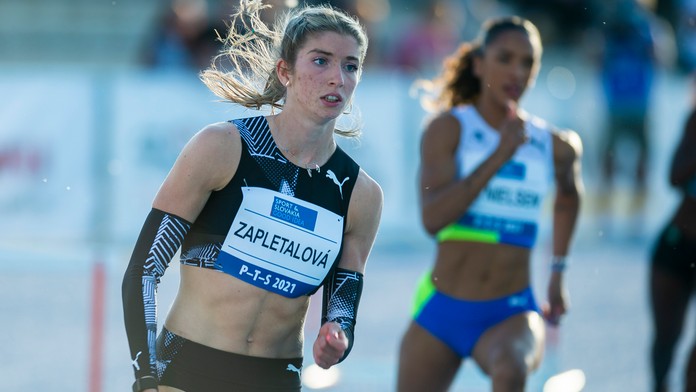 Emma Zapletalová v behu na 400 prekážok na atletickom mítingu P-T-S v Šamoríne. (jún 2021)