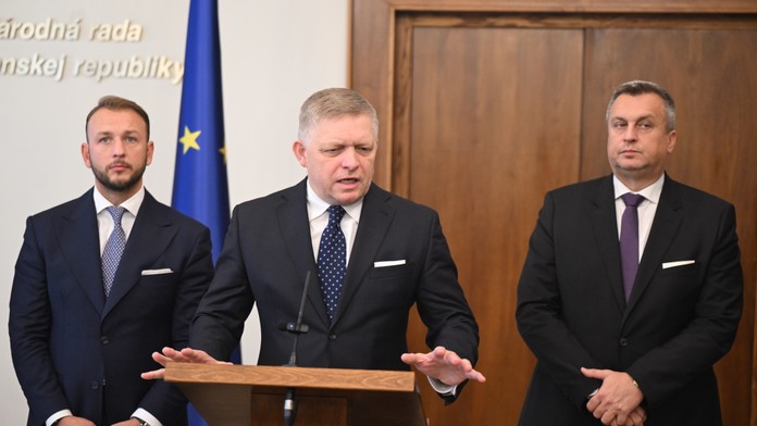 Na snímke predsedovia koaličných strán Robert Fico, Matúš Šutaj Eštok a Andrej Danko