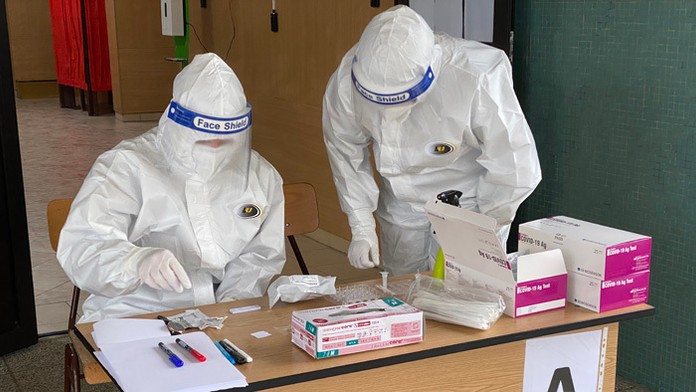 Obyvatelia Dolného Kubína čakajú na testovanie na nový koronavírus pri ZŠ Janka Matúšku.