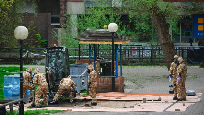 Britskí vojenskí experti dekontaminujú miesto v parku,  kde začiatkom marca našli bývalého agenta ruskej vojenskej rozviedky GRU