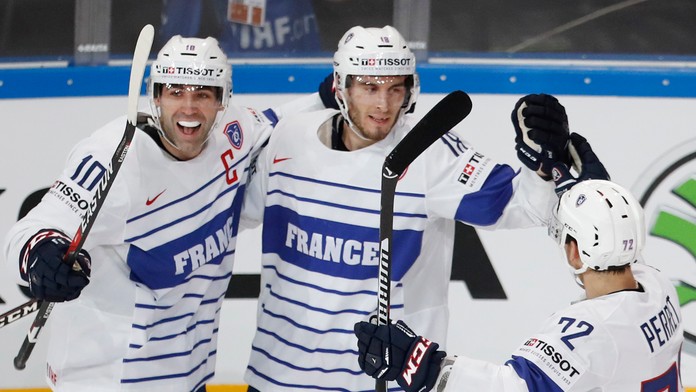 Gólman Slovenska Július Hudáček (vľavo) chytá puk pred Dánom Frederikom Stormom na MS 2017.