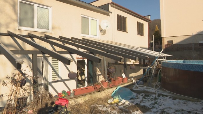 Namiesto novej terasy má problémy so susedom. Pre pochybenie úradov sa stavba predĺžila na tri 