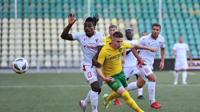 Zľava Kingsley Madu a vzadu vpravo Samuel Lavrinčík (Trenčín) a uprostred Tibor Slebodník (Žilina).