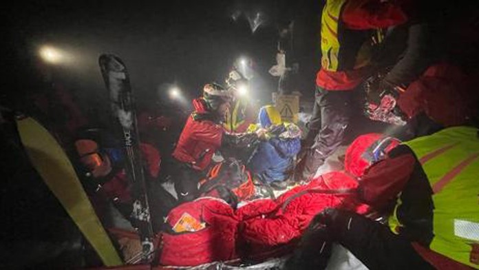 Vyčerpaní turisti na hrebeni Nízkych Tatier.