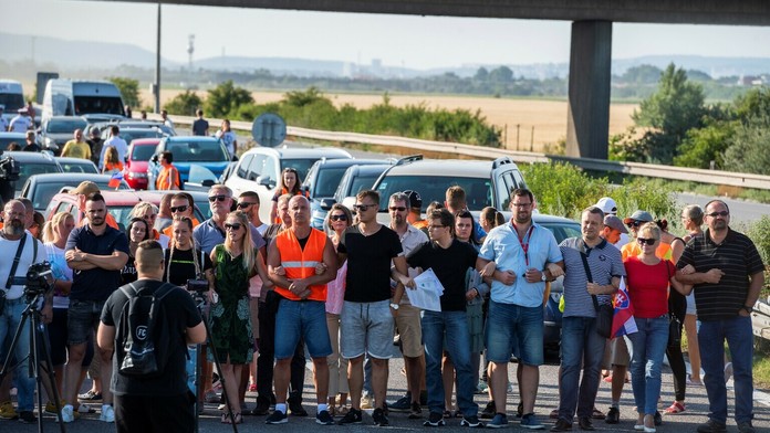Na snímke pendleri blokujú diaľničný hraničný priechod Čunovo-Rajka smerom do Maďarska v Bratislave.