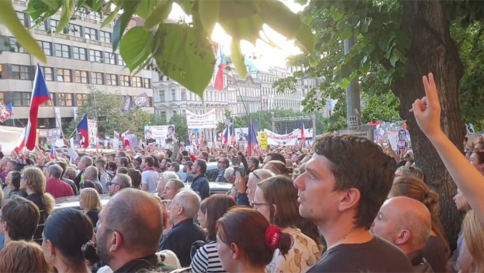 Odstavené električky pred železničnou a autobusovou stanicou.