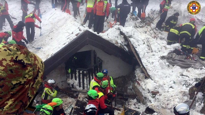 Záchranári pokračujú v hľadaní nezvestných osôb.