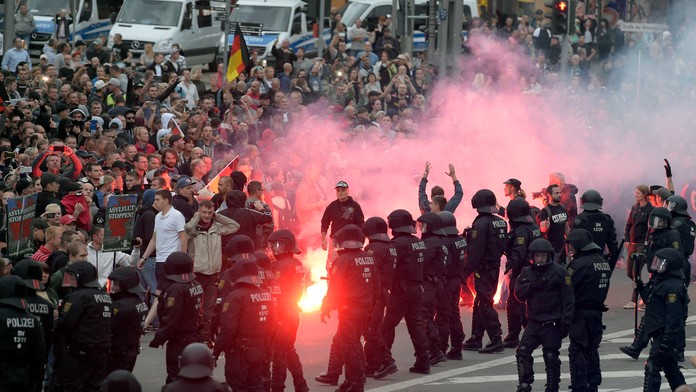 Neonacisti zapaľujú dymovnice počas demonštrácie krajnej pravice v nemeckom meste Chemnitz