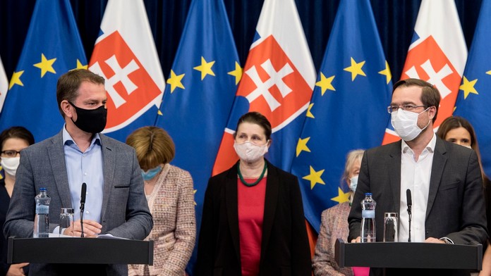 Policajti a záchranári zasahujú na mieste incidentu v centre Glasgowa 26. júna 2020.