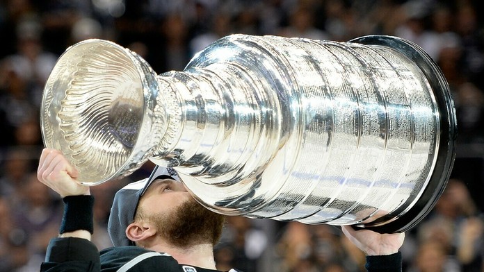 Marián Gáborík dvíha nad hlavu vytúžený Stanleyho pohár.