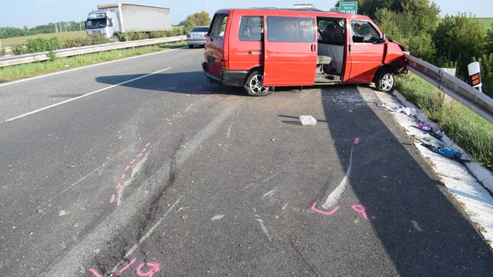Rumunský mikrobus sa zrazil pri Sekuliach s kamiónom.
