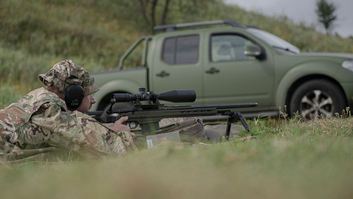 Ukrajinský ostreľovač Andrij počas výcviku na predmestí  Kyjeva.