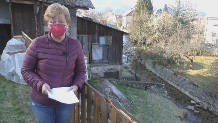 Bývajú nad prepadliskom.