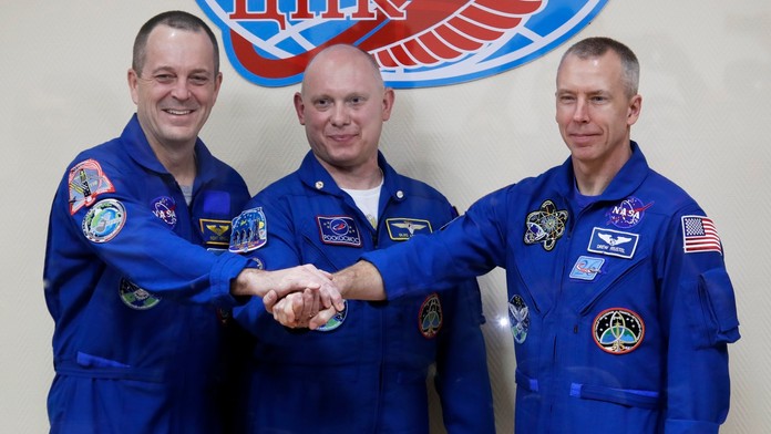 Ruský kozmonaut Oleg Artemjev (uprostred) a americkí astronauti Richard Arnold (vpravo) a  Andrew Feustel.