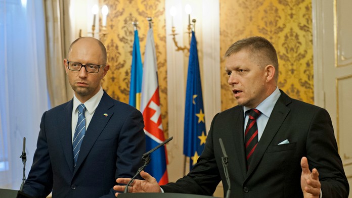 Na snímke predseda vlády SR Robert Fico (vpravo) a vľavo predseda vlády Ukrajiny Arsenij Jaceňuk