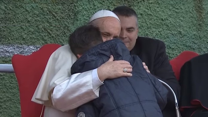 Chlapec Emanuele nedávno prišiel o otca a zaujímal sa, či sa ako ateista dostane do neba.