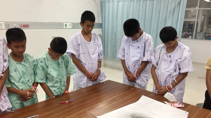 Thajskí chlapci si uctili pamiatku zosnulého potápača