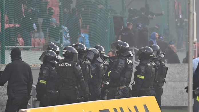 Na snímke policajti pred sektorom fanúšikov Slovana.