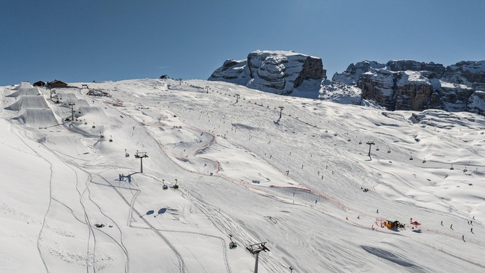 Populárne lyžiarske stredisko nezvláda nápor turistov. Veľkú časť ľudí otáča rovno domov