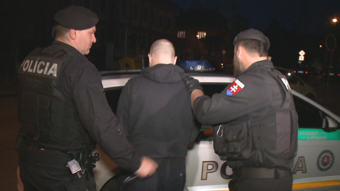 Opäť je v putách a za mrežami. Mladíka, ktorý mal bodnúť dievča do brucha, vzali znovu do väzby