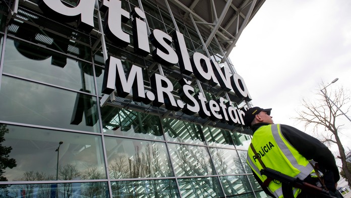 Policajt na letisku M.R. Štefánika v Bratislave (ilustračná snímka)