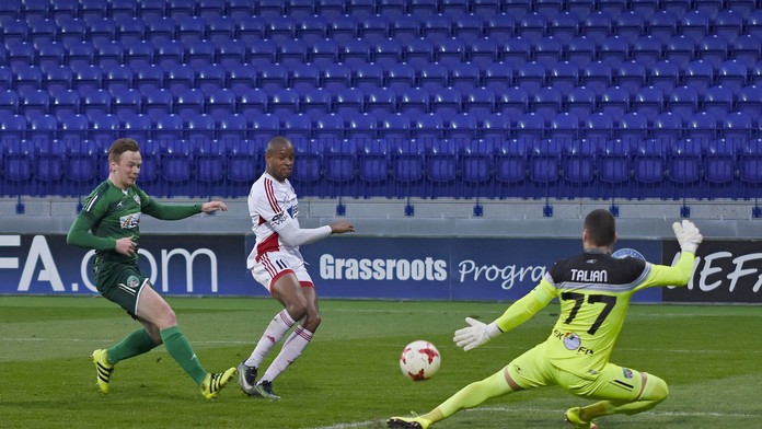 Rangelo Janga z Trenčína (v strede) verzus brankár Prešova Jozef Talian.