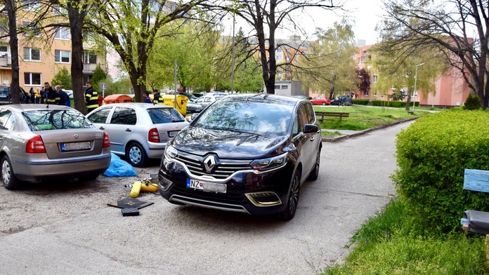 Smrteľná nehoda na parkovisku v Štúrove. Chodca nezachytili ani senzory na aute