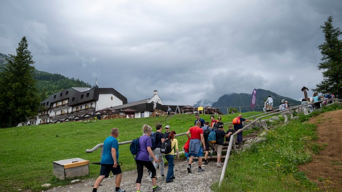 Na snímke turisti kráčajú od pozemnej lanovky na Hrebienok vo Vysokých Tatrách.