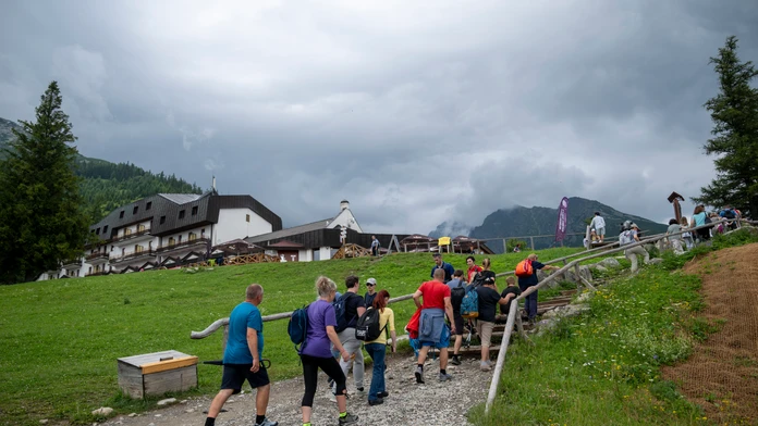 Na snímke turisti kráčajú od pozemnej lanovky na Hrebienok vo Vysokých Tatrách.