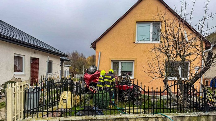 Nečakaná obeť hrozivej nehody na Zemplíne: Auto mu pristálo na dvore, zachraňovať museli majiteľa domu