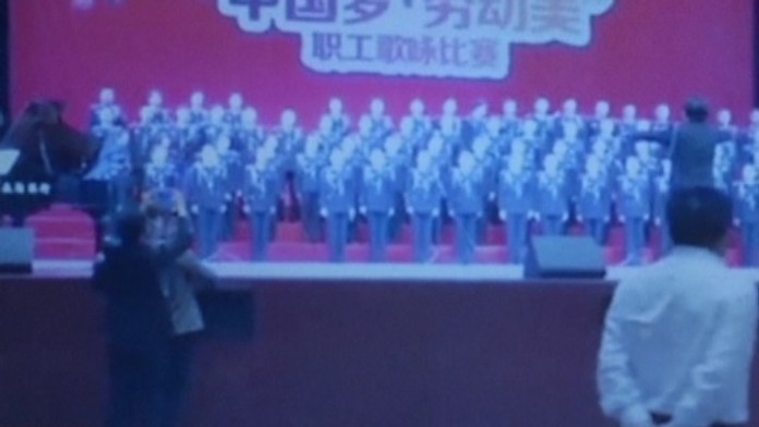 Pod speváckym zborom sa prepadlo pódium