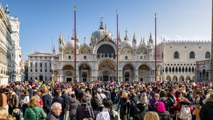 Preplnené ulice i neustály hluk. Benátky zavádzajú ďalšie obmedzenia pre turistov
